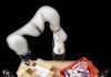 Artificial intelligence controls robotic arm to pack boxes and cut costs