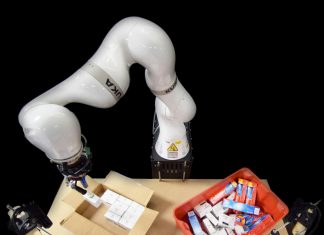 Artificial intelligence controls robotic arm to pack boxes and cut costs