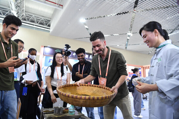 Xinhua Silk Road: Innovation, tradition deeply integrated on TCM trade fair in China’s Zhangshu City